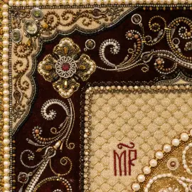 Вышитая икона "Пресвятая Богородица Казанская" в киоте Вышитая икона "Пресвятая Богородица Казанская" в киоте