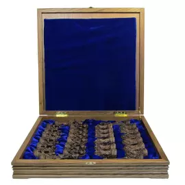 Шашки из черного ореха "Нечисть" на дубовой доске