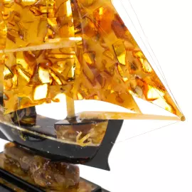 Сувенир из янтаря  "Бригантина - 2"