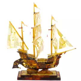 Сувенир из янтаря  "Бригантина - 3"