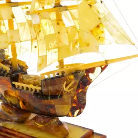 Сувенир из янтаря  "Бригантина - 3"