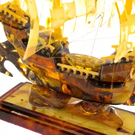 Сувенир из янтаря  "Бригантина - 3"