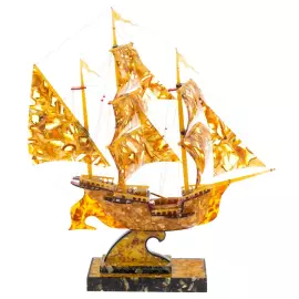 Сувенир из янтаря  "Бригантина - 4"