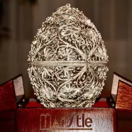 Яйцо-медовница в филигранном корпусе