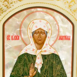 Икона с перламутром "Матрона Московская" в белой раме с орнаментом