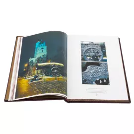 Книга в кожаном переплете ''Московский Кремль''