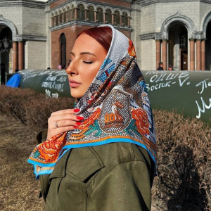 Платок женский "80 лет Великой Победы" с ручной подшивкой