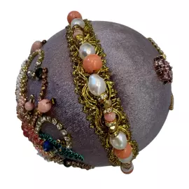 Яйцо вышитое драгоценными камнями "Роза" на подставке