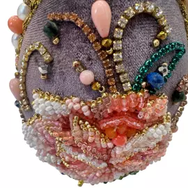 Яйцо вышитое драгоценными камнями "Роза" на подставке