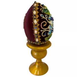 Яйцо вышитое драгоценными камнями "Голубая роза" на подставке