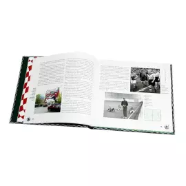 Книга в кожаном переплете "Москва футбольная"