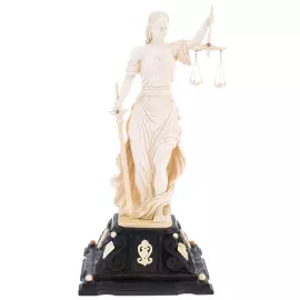 Скульптура из бивня мамонта "Правосудие"