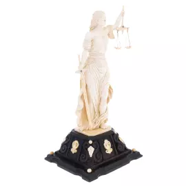 Скульптура из бивня мамонта "Правосудие"