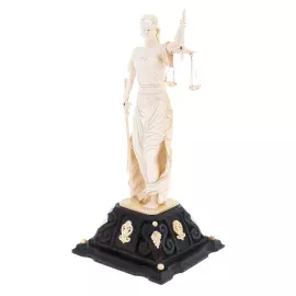 Скульптура из бивня мамонта "Правосудие"