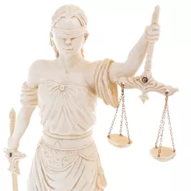 Скульптура из бивня мамонта "Правосудие"