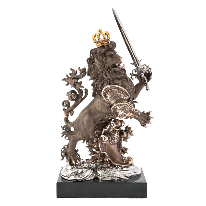 The author's bronze sculpture "The Lion King"