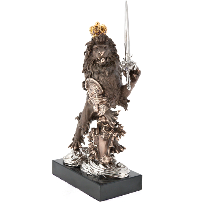 The author's bronze sculpture "The Lion King"
