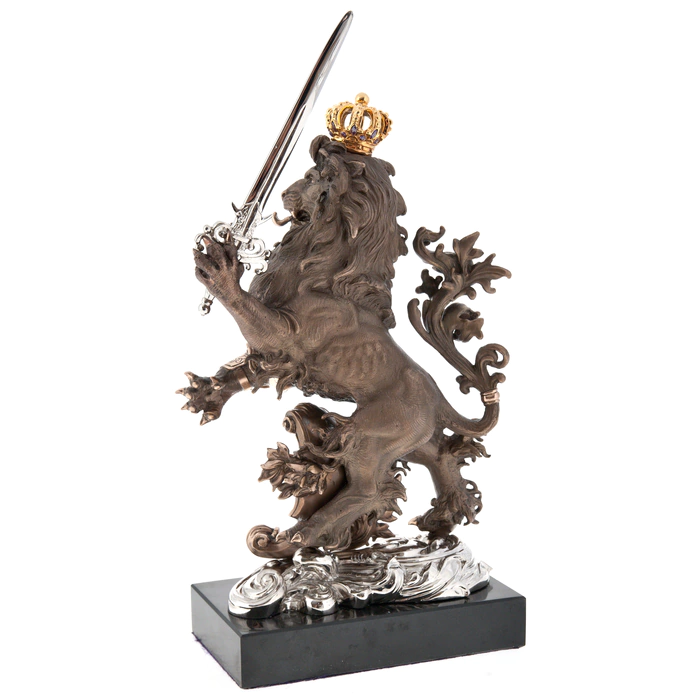 The author's bronze sculpture "The Lion King"