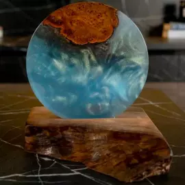 Умный ночник из дерева и эпоксидной смолы