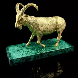 Статуэтка позолоченная "Золотой Козерог" на подставке из малахита