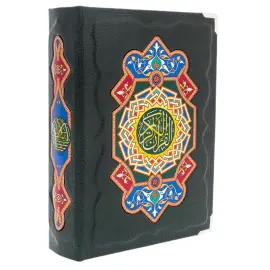 Книга в кожаном переплете "Коран" перевод с арабского и комментарий М.-Н.О. Османова, в коробе Книга в кожаном переплете "Коран" перевод с арабского и комментарий М.-Н.О. Османова, в коробе