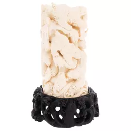 Скульптура из бивня мамонта "Медведи" на подставке