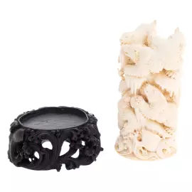 Скульптура из бивня мамонта "Медведи" на подставке