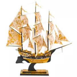 Корабль из янтаря "Бригантина"