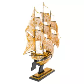 Корабль из янтаря "Бригантина"