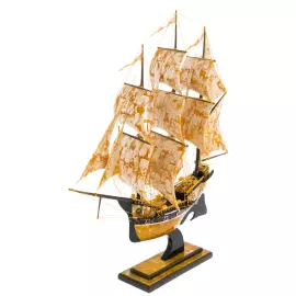 Корабль из янтаря "Бригантина"