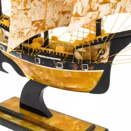 Корабль из янтаря "Бригантина"