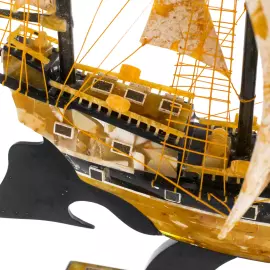 Корабль из янтаря "Бригантина"