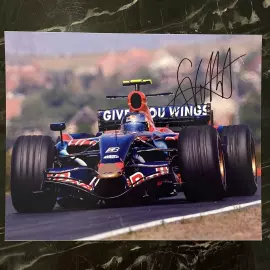 Фото с автографом гонщика Себастьяна Феттеля