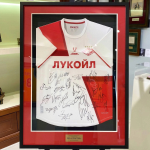 Футболка с автографами игроков основного состава ФК «Спартак» сезона 2024/2025
