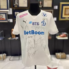Autographed T-shirt of FC Dynamo main squad players of the 2024/2025 season, white