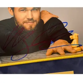 Фото с автографом шахматиста Магнуса Карлсена