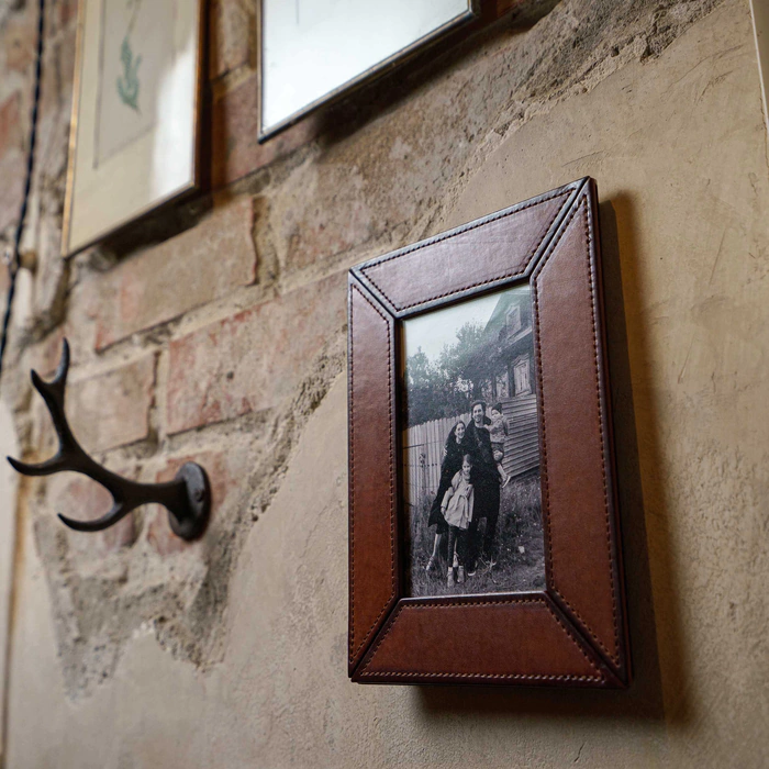 Genuine leather photo frame "Intelligent"