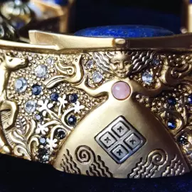 A horseshoe for happiness and abundance