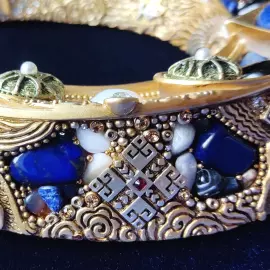 A horseshoe for happiness and abundance