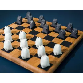 Скульптура авторская из дерева и пластика "Шахматы. Коты желаний"