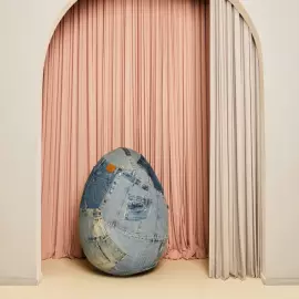 Скульптура авторская "Яйцо джинсовое"