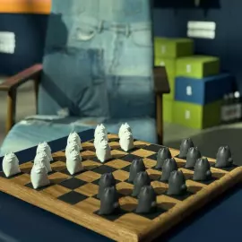 Скульптура авторская из дерева и пластика "Шахматы. Коты желаний"