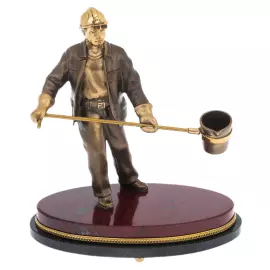 Статуэтка из бронзы "Литейщик с ведром" на яшме