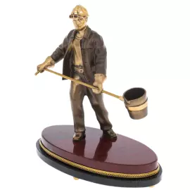 Статуэтка из бронзы "Литейщик с ведром" на яшме