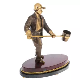 Статуэтка из бронзы "Литейщик с ведром" на яшме