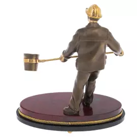 Статуэтка из бронзы "Литейщик с ведром" на яшме