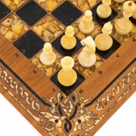 Шахматы из ореха и янтаря "Арабески-Тина"