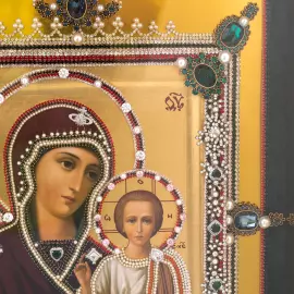 Икона с драгоценными камнями "Казанская Божья Матерь"