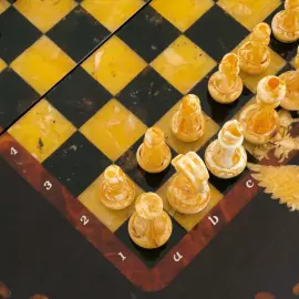 Шахматы из янтаря и мореного дуба "Россия"
