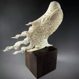 Высокохудожественная скульптура из бивня мамонта "Белый кречет"